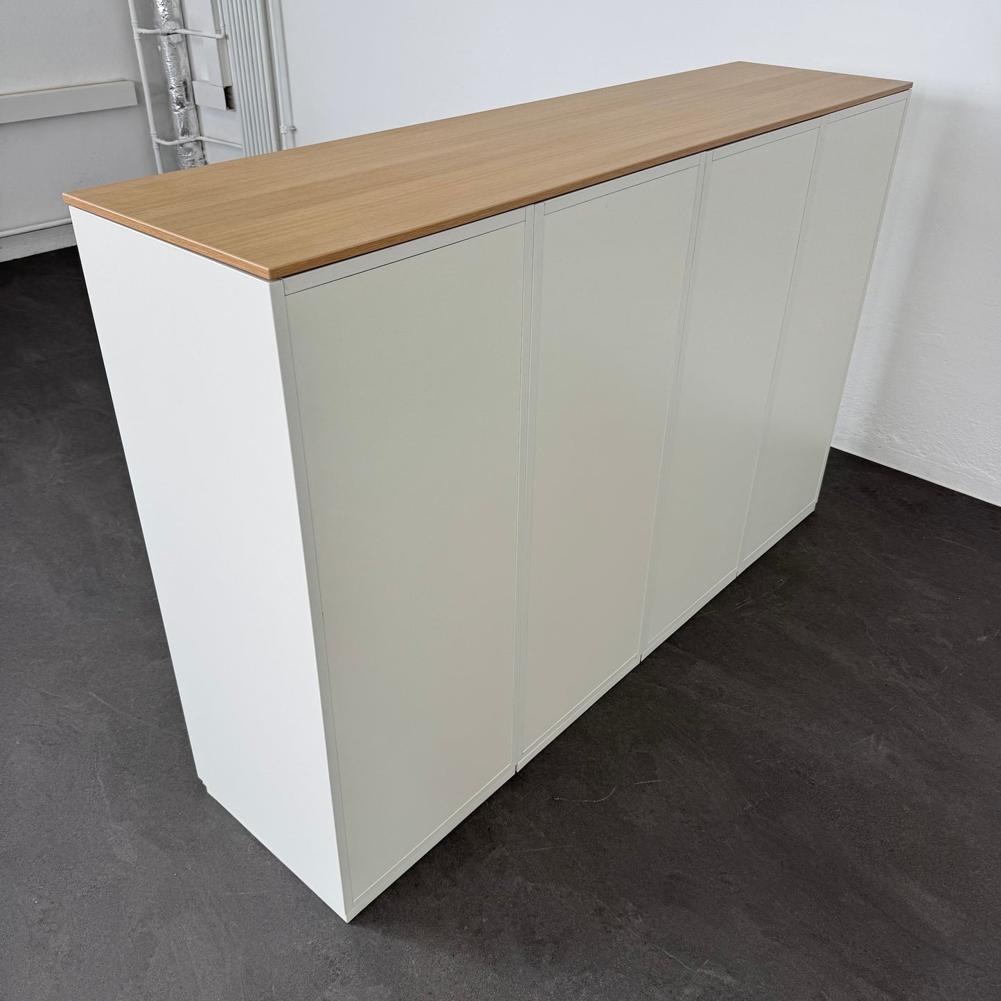 König + Neurath ACTA Classic Flügeltür-Aktenschrank Spanplatte Weiss von der Seite