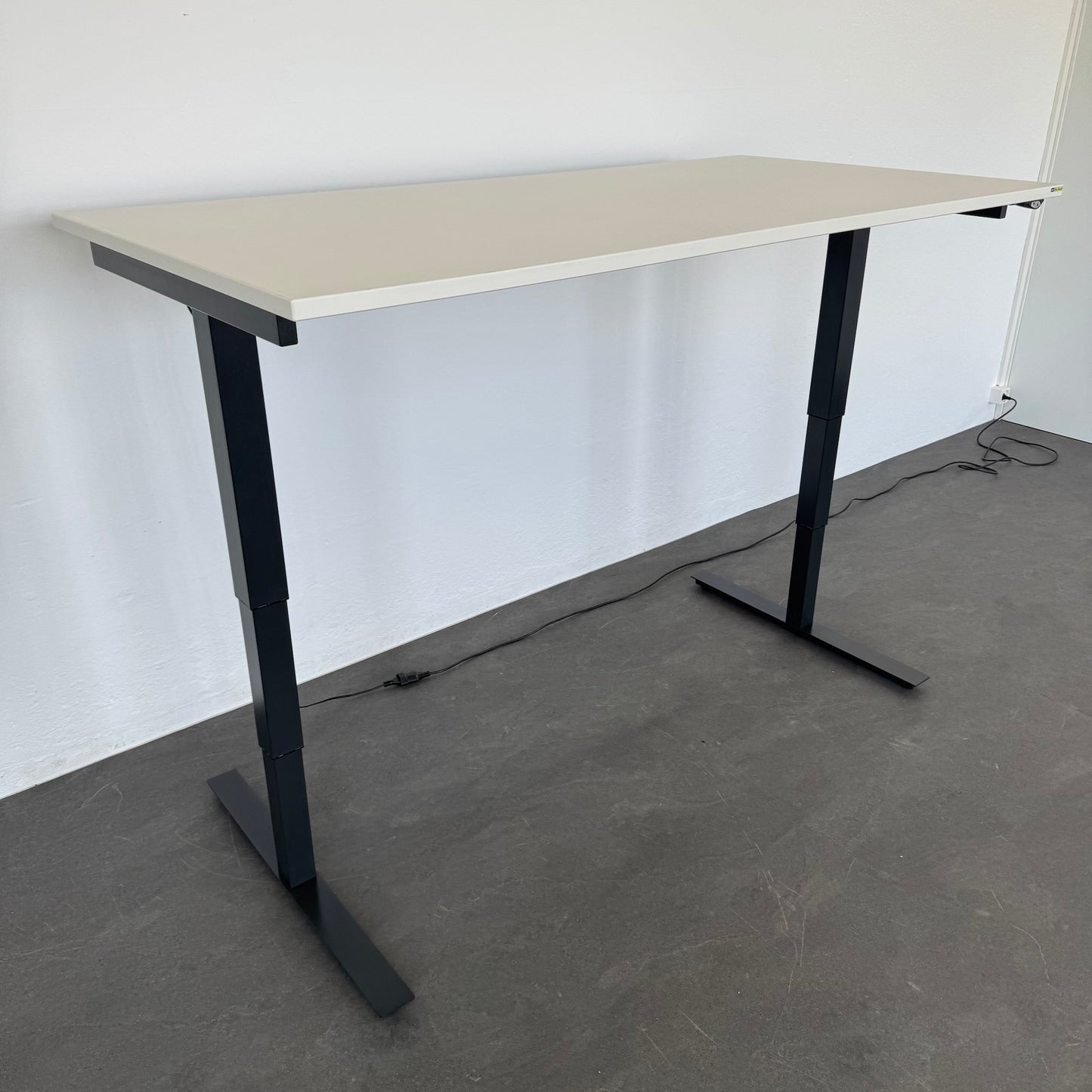 Interoffice Sitz-Steh-Schreibtisch höhenverstellbar von 680-1270mm