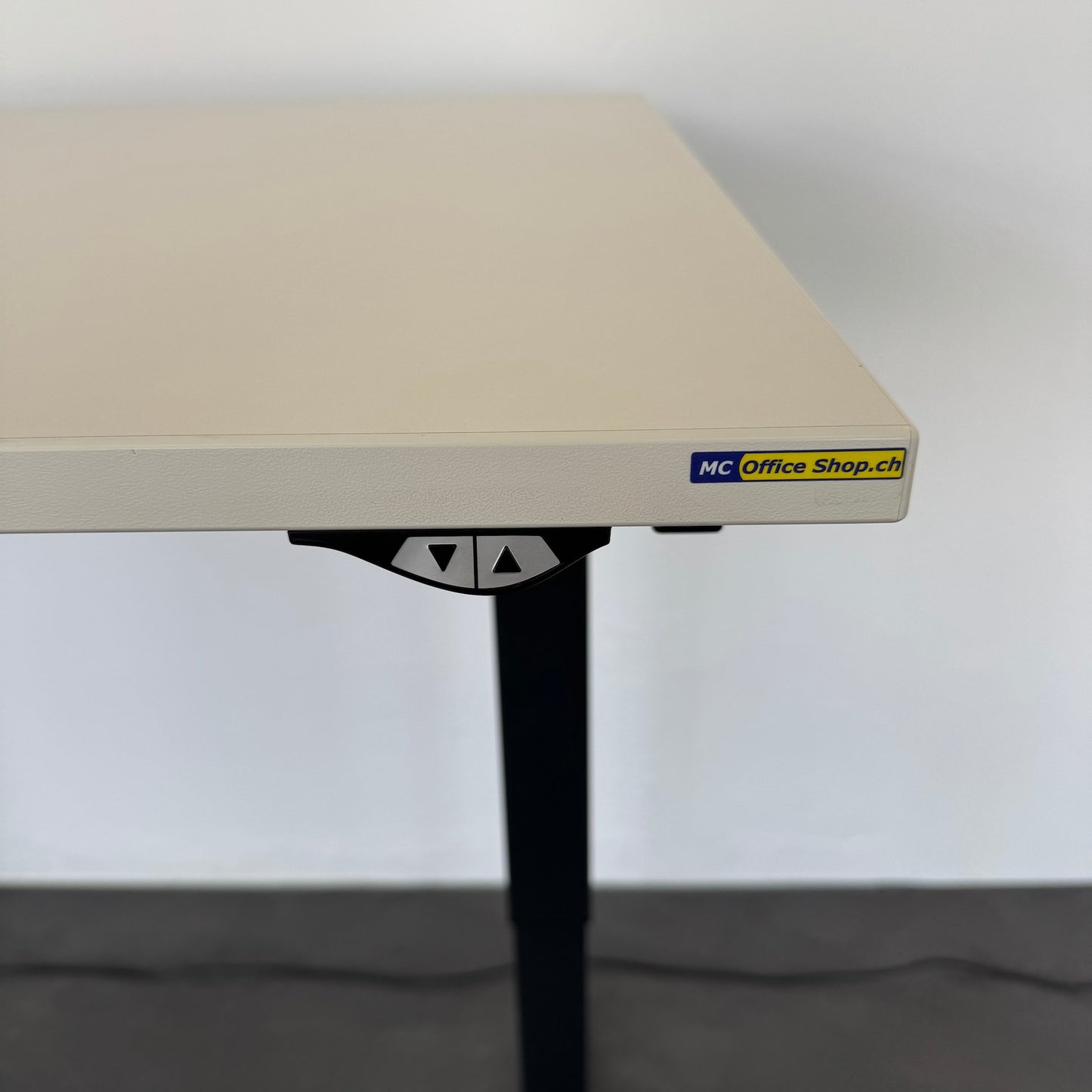 Interoffice Sitz-Steh-Schreibtisch Detailfoto Auf/Ab-Steuerung