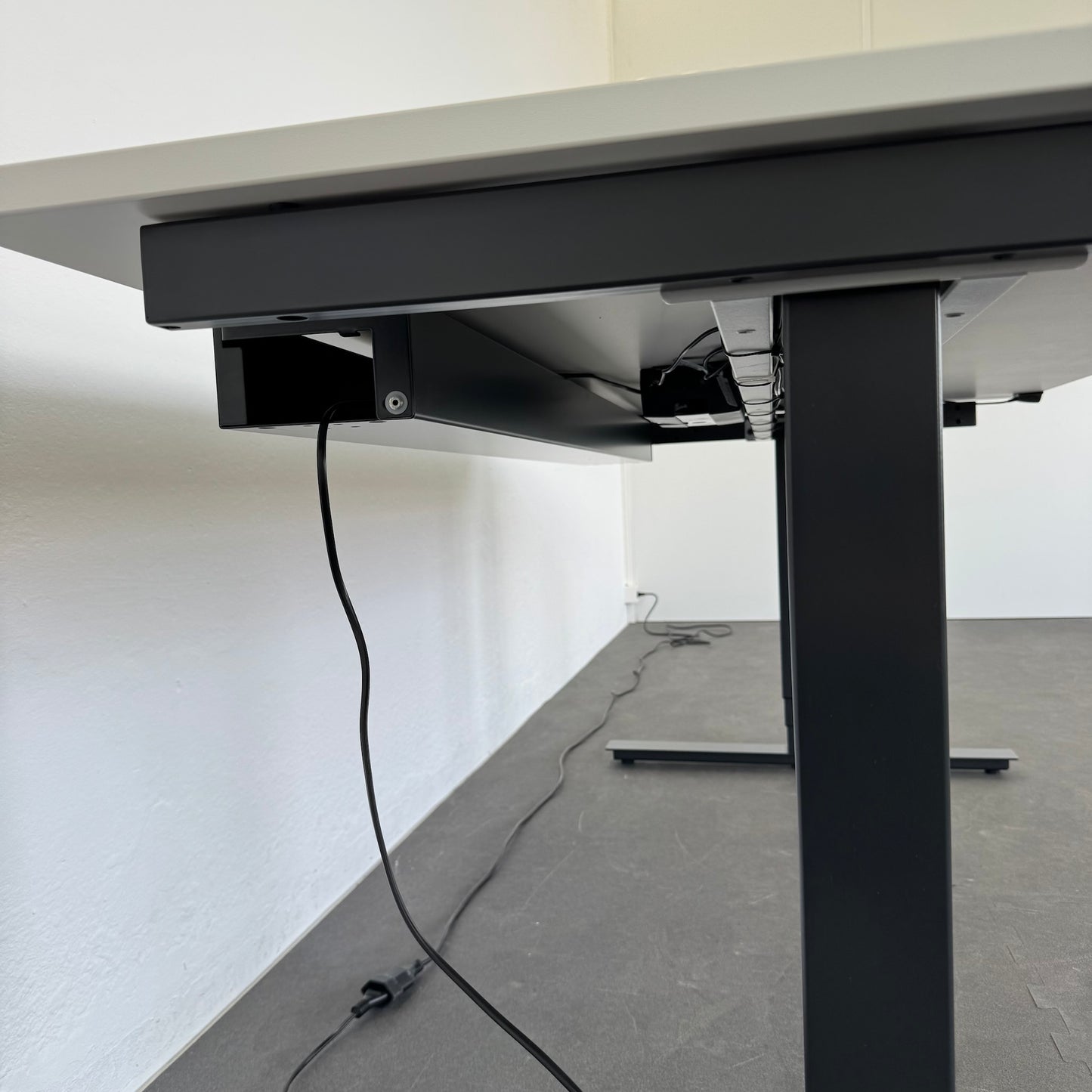 Interoffice Sitz-Steh-Schreibtisch Detailfoto Kabelwanne eingeklappt