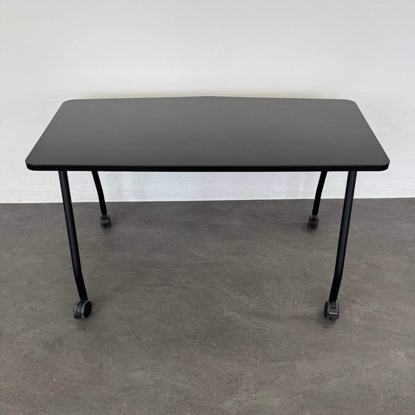 Steelcase Education Roll-Schreibtisch aus Spanplatte Schwarz