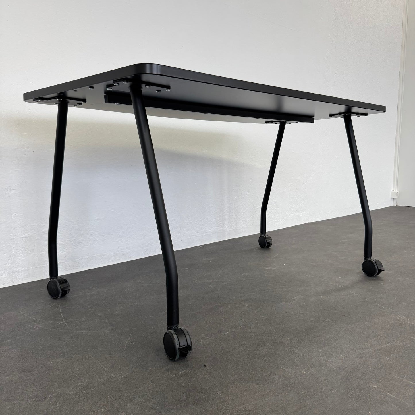 Steelcase Education Roll-Schreibtisch seitlich von unten