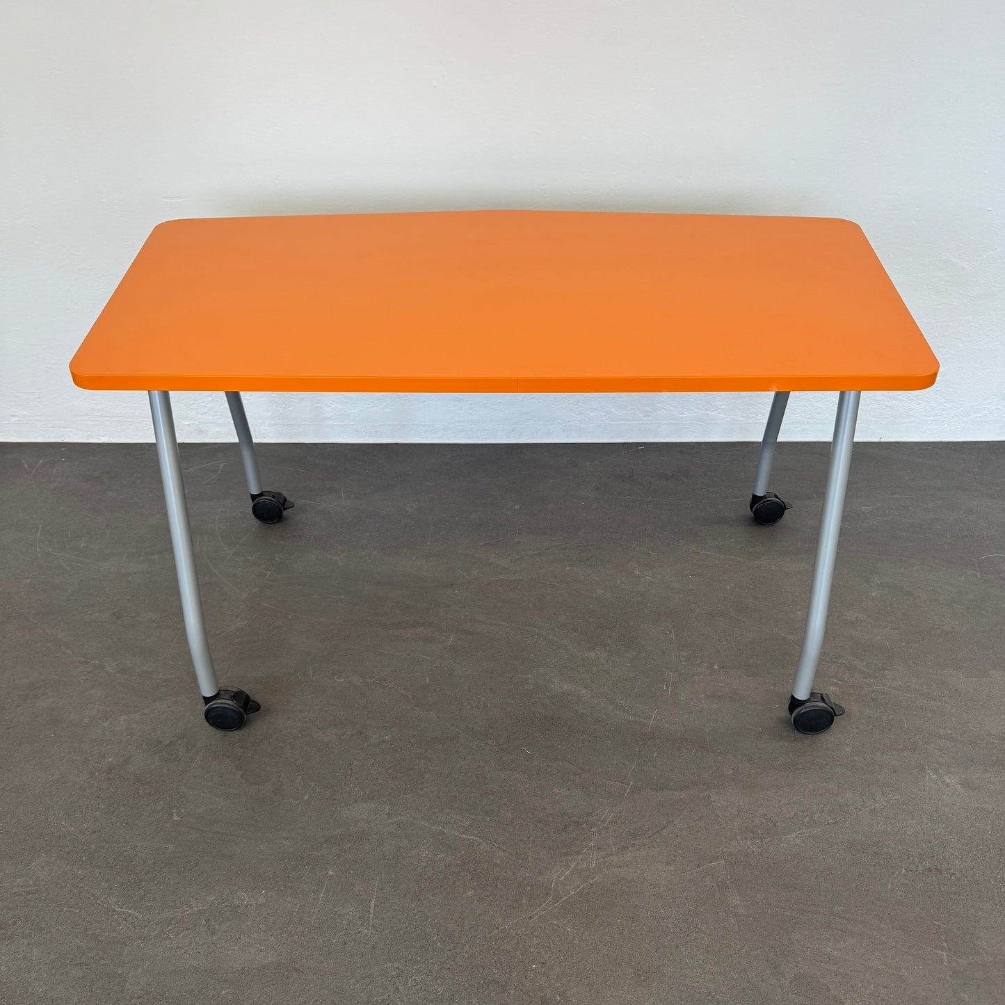 Steelcase Education Roll-Schreibtisch aus Spanplatte Orange