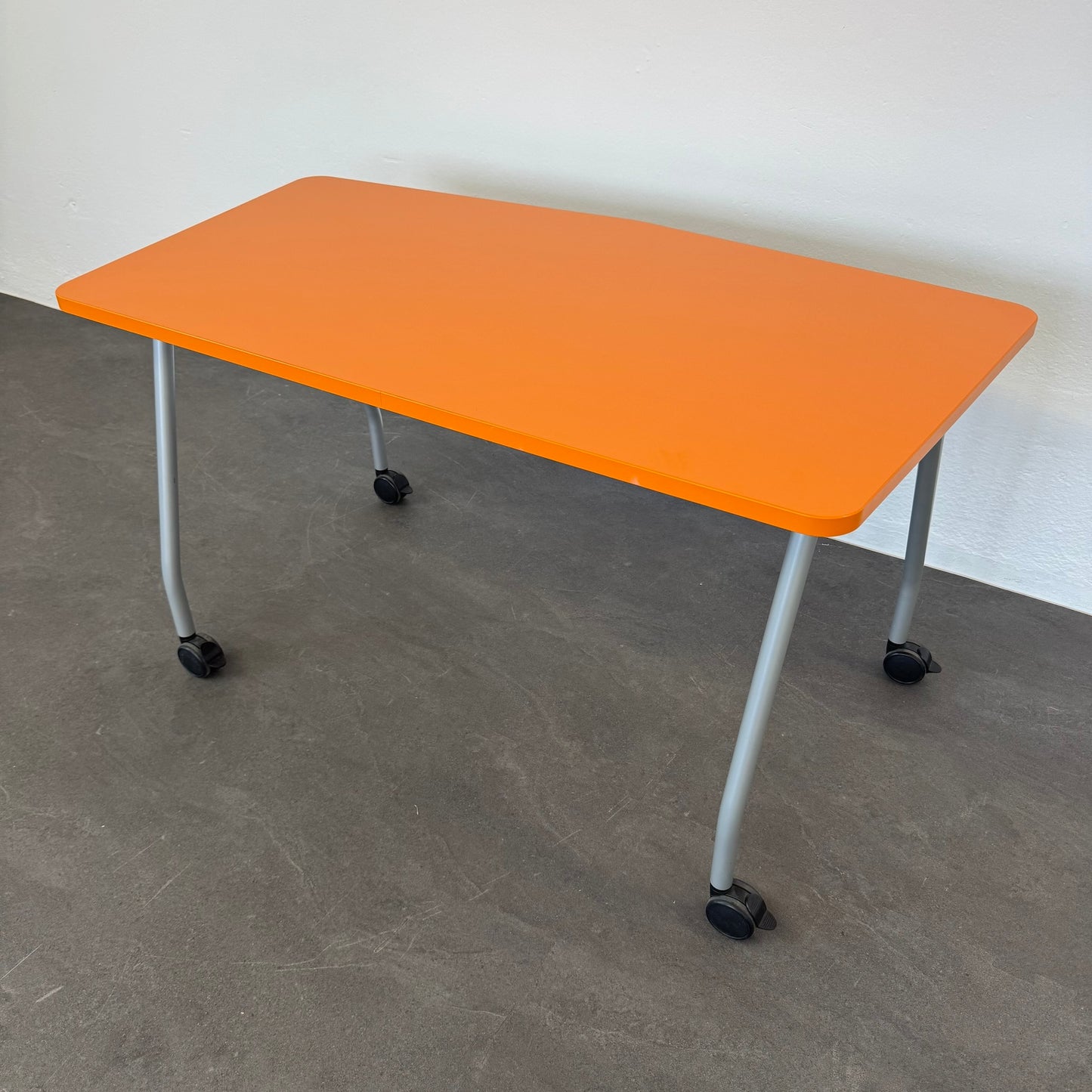 Steelcase Education Roll-Schreibtisch mit Gestell in Schwarz