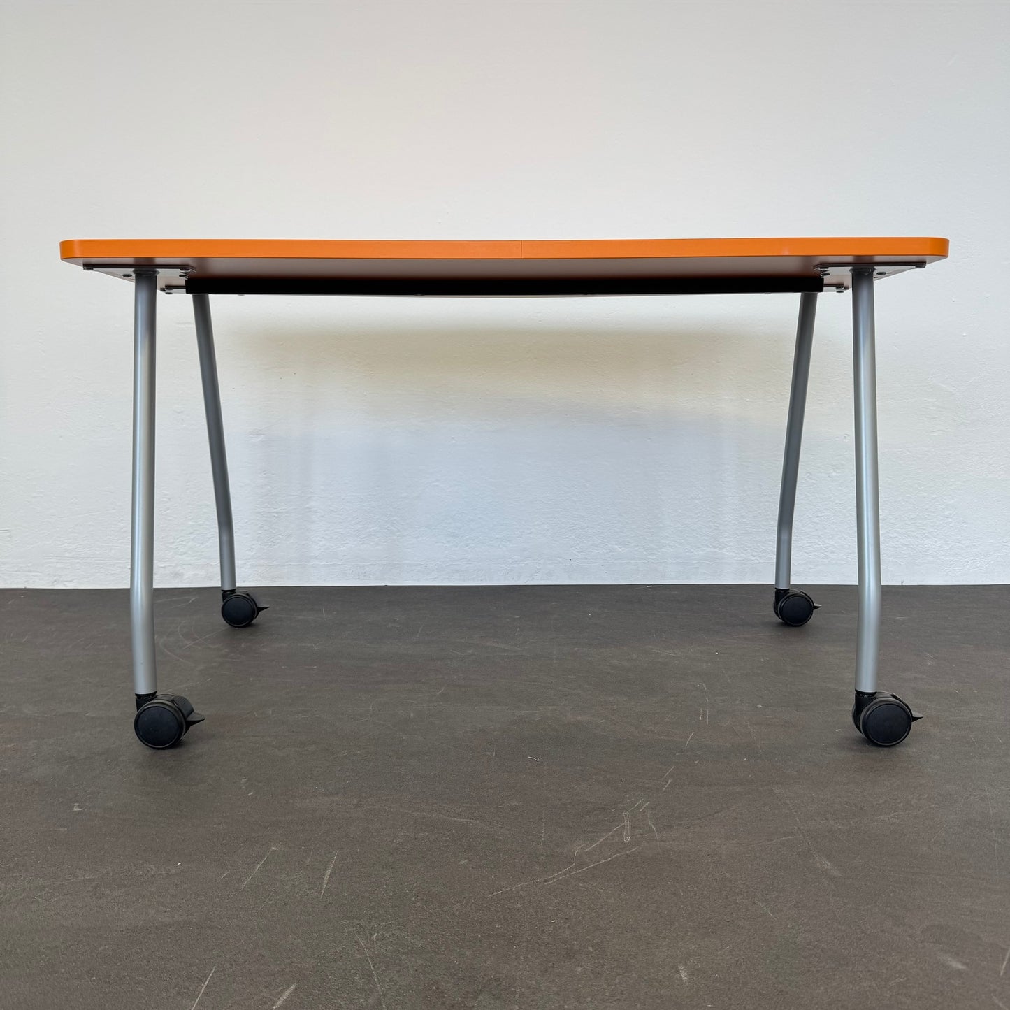 Steelcase Education Roll-Schreibtisch von unten