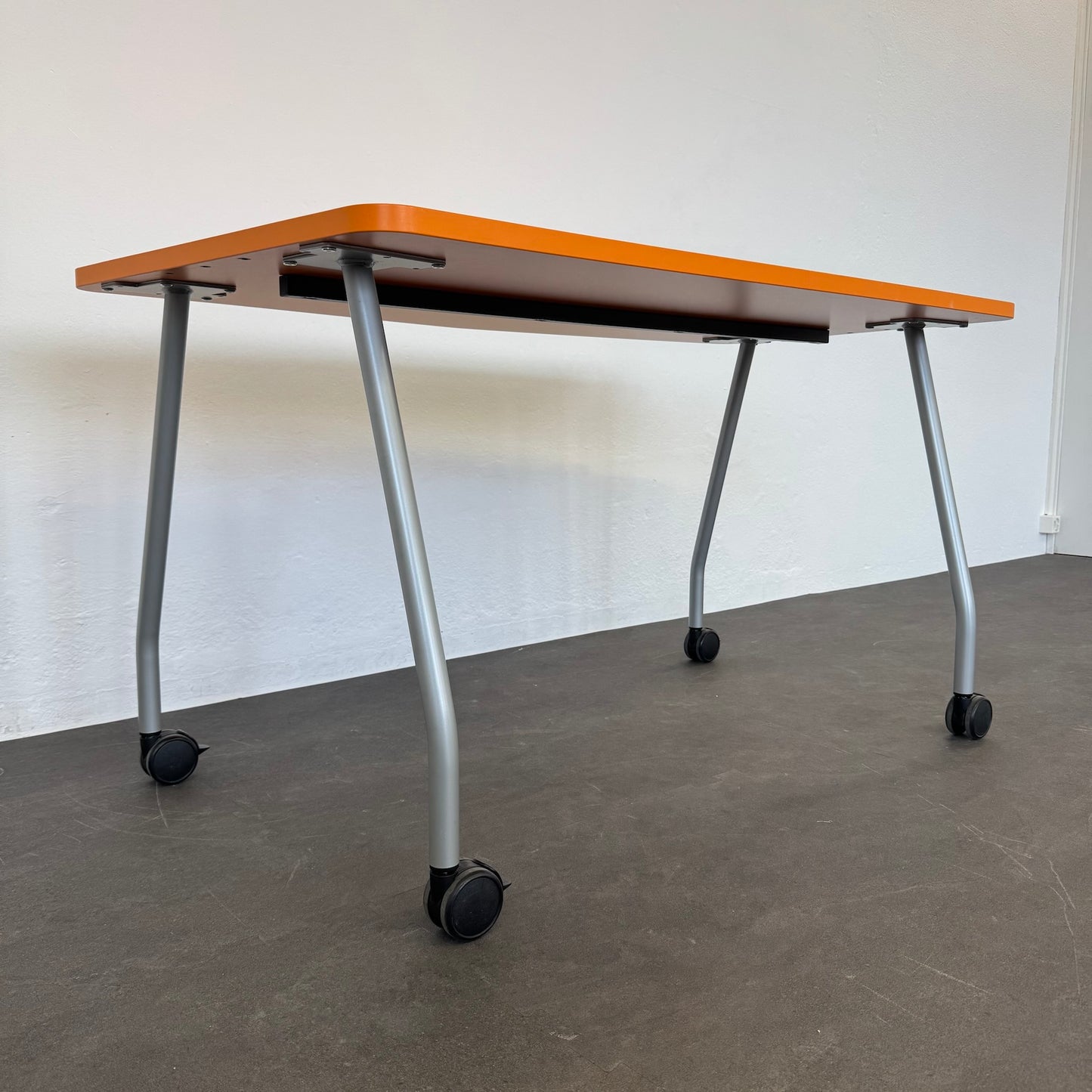 Steelcase Education Roll-Schreibtisch seitlich von unten