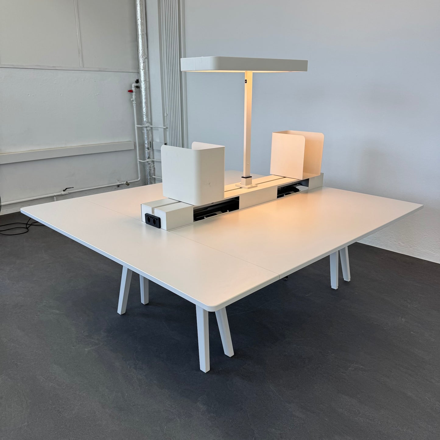 Vitra Joyn Workstation mit Ablagefächern