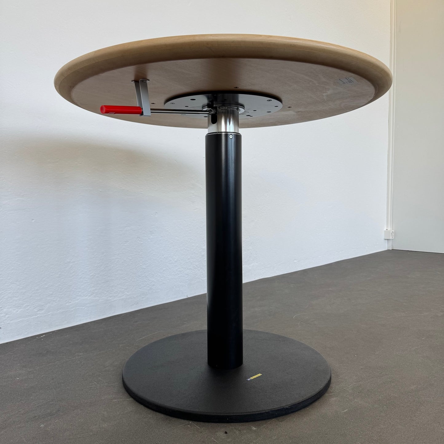 Euroffice Sitz-Steh-Besprechungstisch Detailfoto Bedienhebel