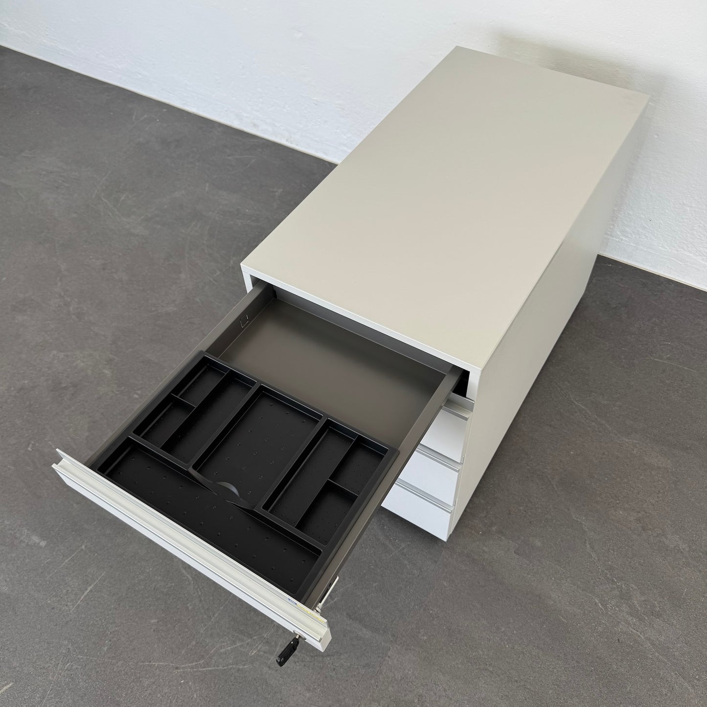 Denz D3 Unterstell-Korpus Materialschublade offen