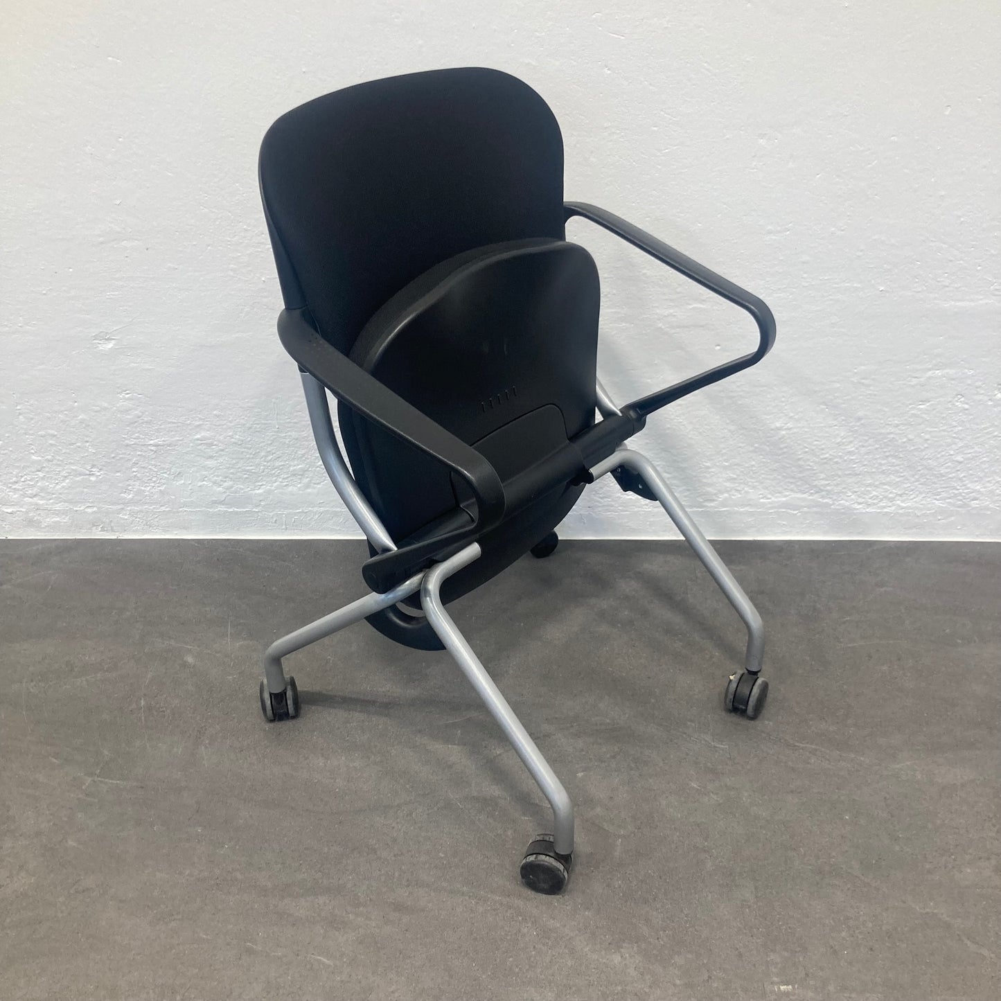 KI Torsion On The Go Roll-Sitzungsstuhl mit Sitzfläche aufgeklappt