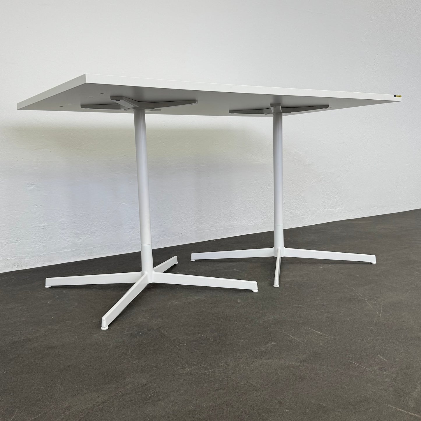 Arper Wim Esstisch seitliche Ansicht von unten - 6038886