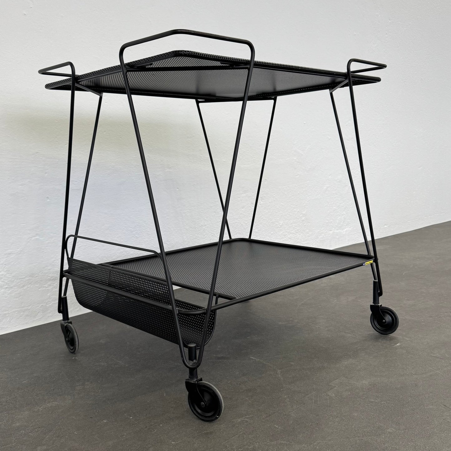 Gubi Matégot Trolley Servierwagen seitliche Ansicht - 6038894