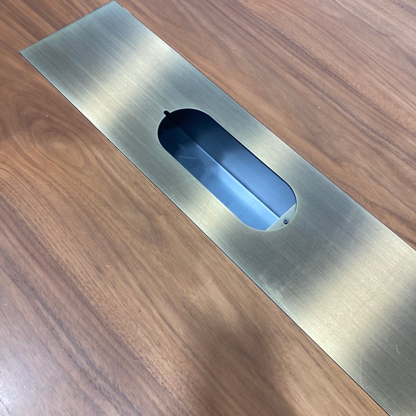 Wilkhahn Exclusiv Sitzungstisch 2500x1150mm mit Kabelkanal Detailfoto Schiebeklappe - 6038969