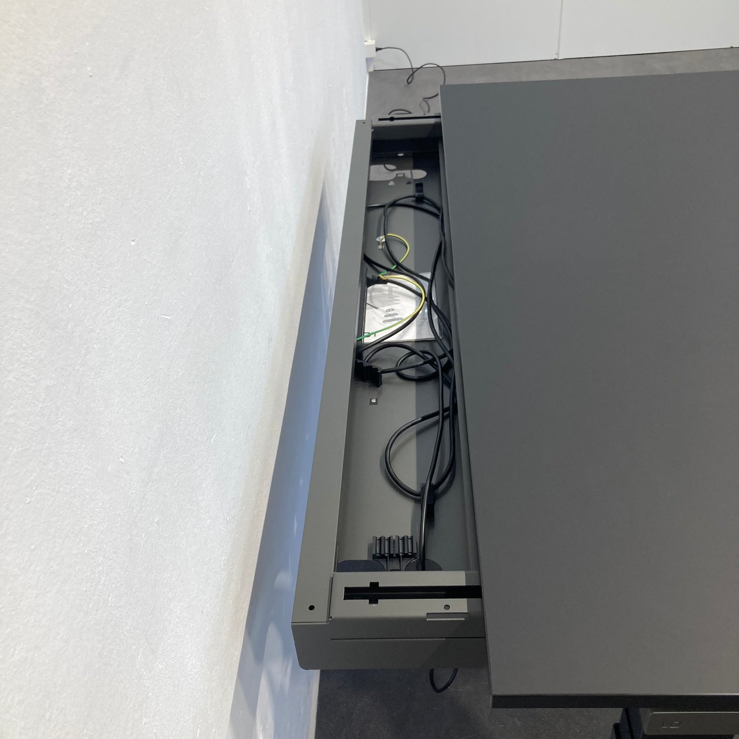 Lista Office Extend Sitz-Steh-Schreibtisch Detailfoto Kabelkanal - 6039889