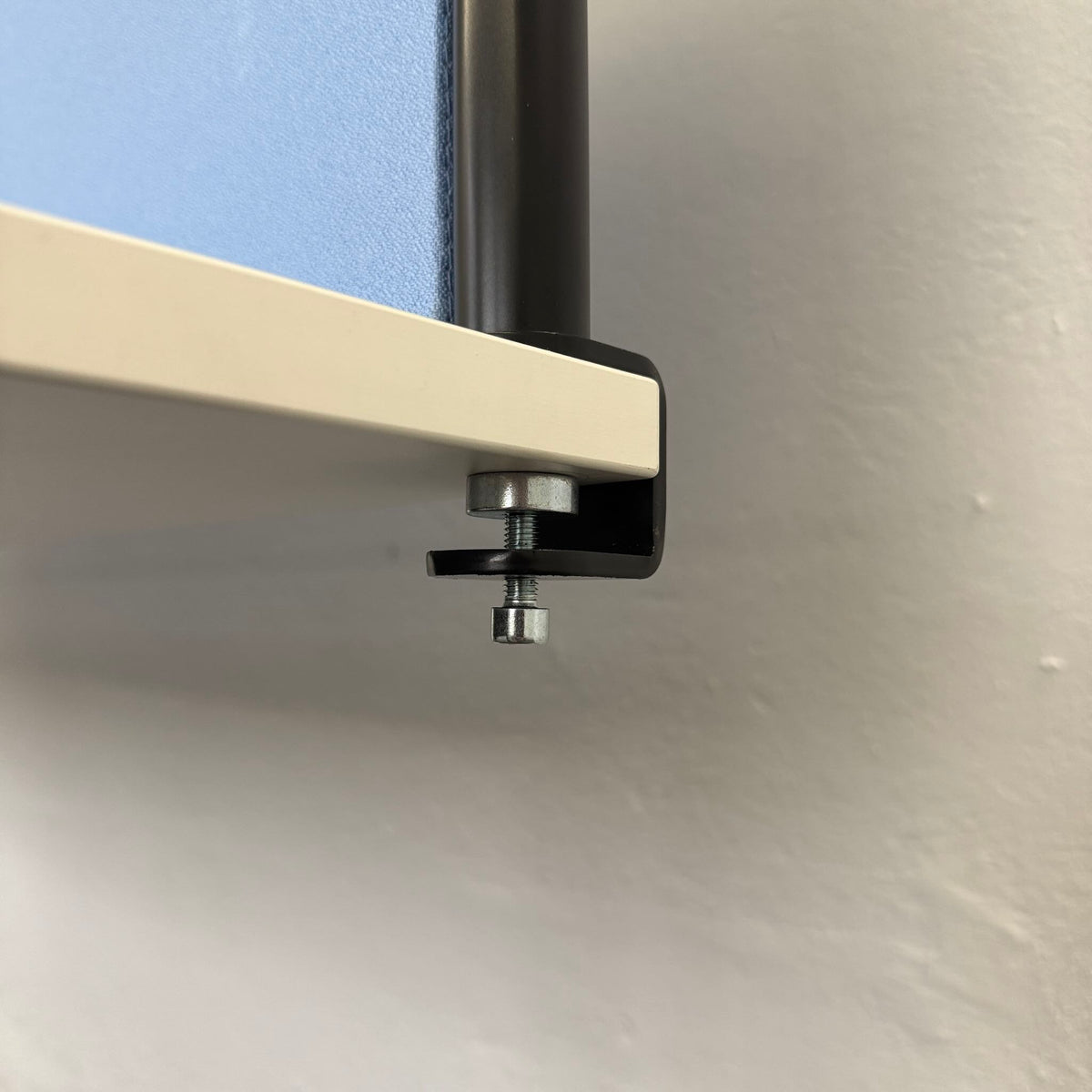 Narbutas Optima Tischtrennwand Detailfoto Tischhalterung - 6040371