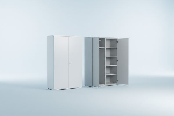 Flügeltürschränke fürs Büro, einmal geschlossen und einmal geöffnet mit Regalfächern und Einlegeböden
