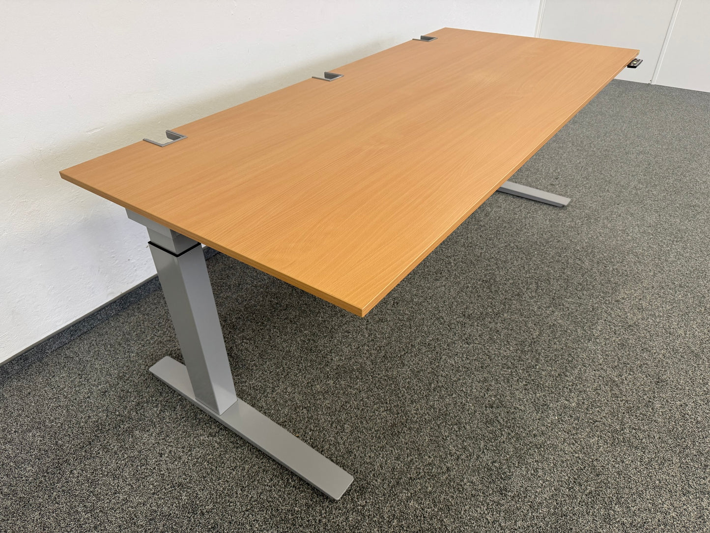 Kinnarps Serie P Sitz-Steh Schreibtisch