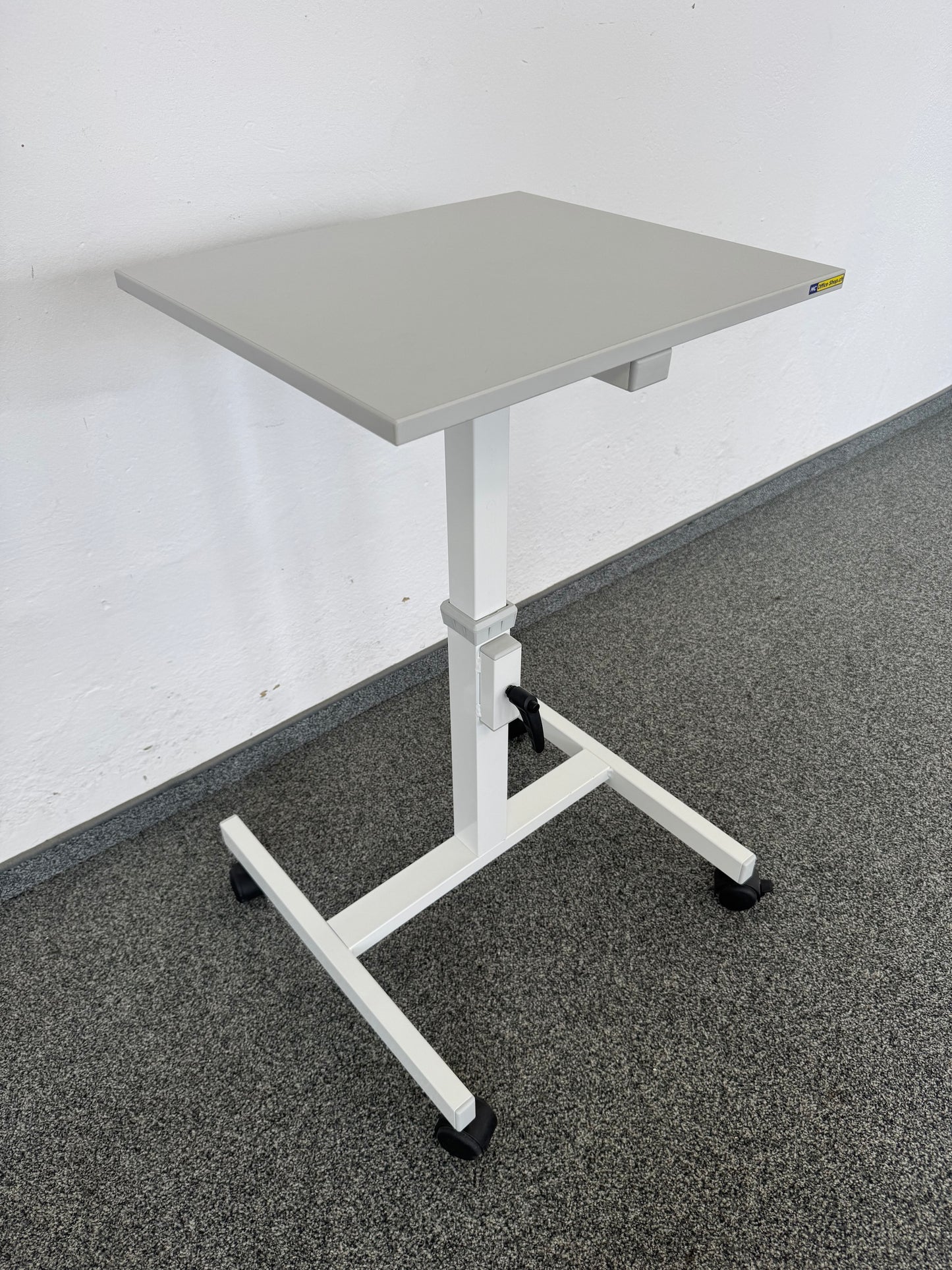 Top Design Classic Beamerständer auf Rollen