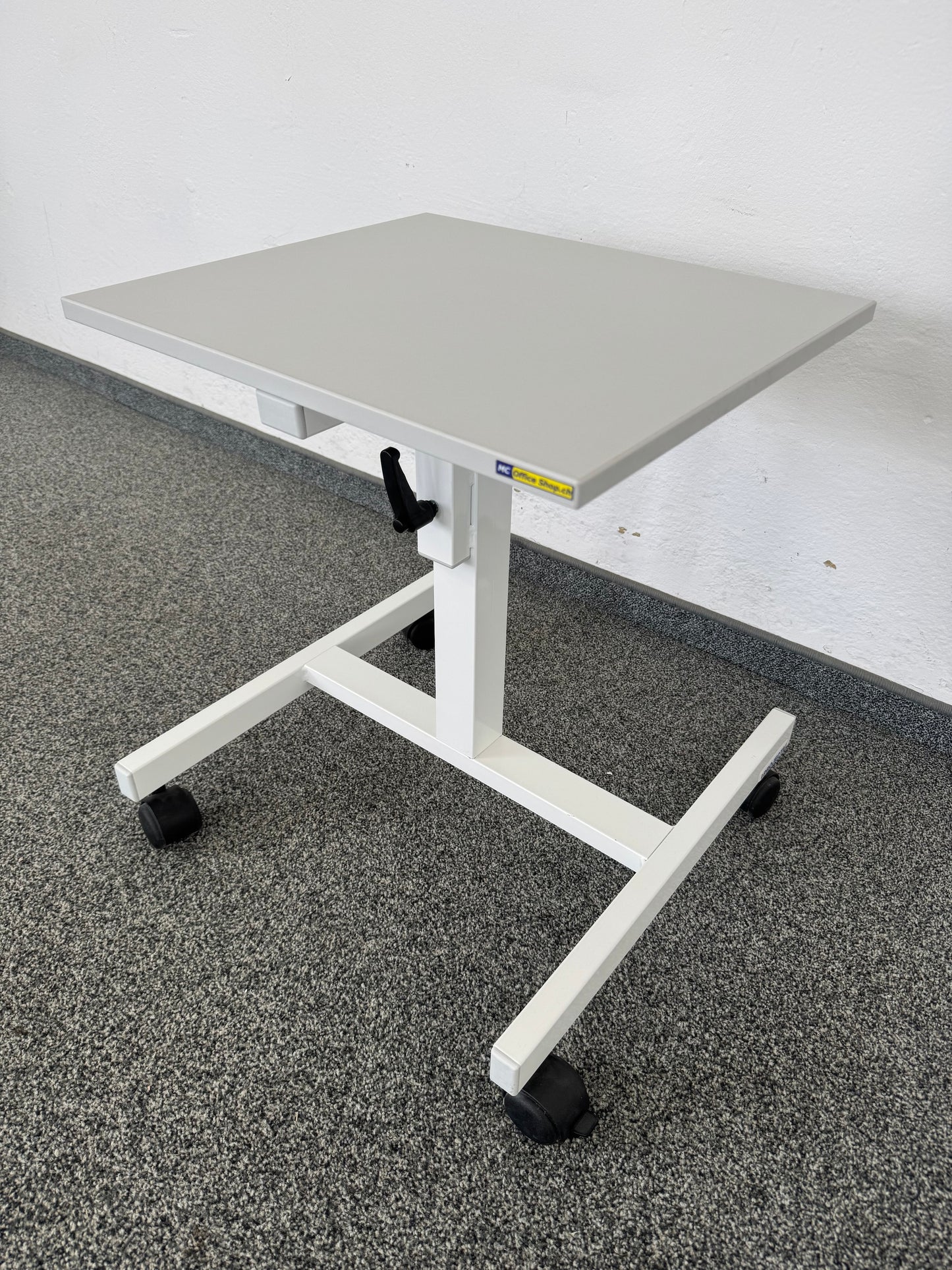 Top Design Classic Beamerständer auf Rollen