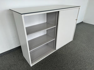 Lista Office Storage Empfangs-Theken Schiebetür-Aktenschrank für 3 Ordner-Reihen 1600mm breit - mit Schlüssel - Metall - Weiss