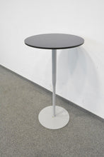 Laden Sie das Bild in den Galerie-Viewer, Alias Atlas Table-H Hochtisch fixe Höhe von 1095mm - Durchmesser 600mm - Vollkern HPL Platte - Violett
