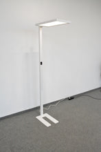 Laden Sie das Bild in den Galerie-Viewer, MC MyLight LED Maye F-S Indirekt-/Direktleuchte mit Sensor - Aluminium - RAL 9003 Signalweiss
