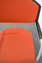 Laden Sie das Bild in den Galerie-Viewer, Giroflex G16 Freischwinger mit Armlehnen - Stoff - Orange gemustert