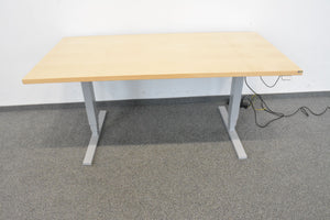 Denz Classic Sitz-Steh Schreibtisch elektrisch höhenverstellbar von 630 -1280mm - 1600x800mm - Spanplatte - Ahorn