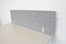 Laden Sie das Bild in den Galerie-Viewer, MC MyWall Akustiktrennwand mit Tischhalterung - 1500x400mm - Kunststoff - Grau gemustert