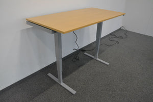 Denz Classic Sitz-Steh Schreibtisch elektrisch höhenverstellbar von 620 -1200 mm - 1600x800mm - Spanplatte - Ahorn