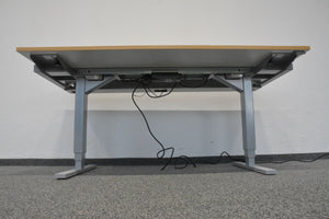 Denz Classic Sitz-Steh Schreibtisch elektrisch höhenverstellbar von 620 -1200 mm - 1600x800mm - Spanplatte - Ahorn