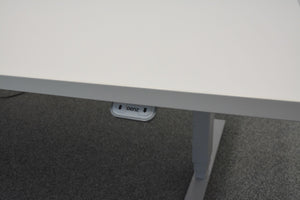 Ergodata Plain Desk Sitz-Steh Sitzungstisch elektrisch höhenverstellbar von 620-1270mm - 3000x1400mm - Spanplatte - Lichtgrau