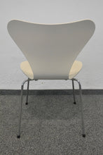 Laden Sie das Bild in den Galerie-Viewer, Fritz Hansen Arne Jacobson Esszimmerstühle ohne Armlehnen - Holz verleimt und geformt - Creme