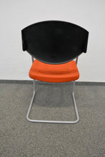 Laden Sie das Bild in den Galerie-Viewer, Giroflex G16 Freischwinger mit Armlehnen - Stoff - Orange