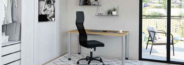 Helles Homeoffice mit Schreibtisch aus Holz, schwarzem Bürostuhl, Wandregalen und Blick durch die Glasschiebetür auf den Balkon.