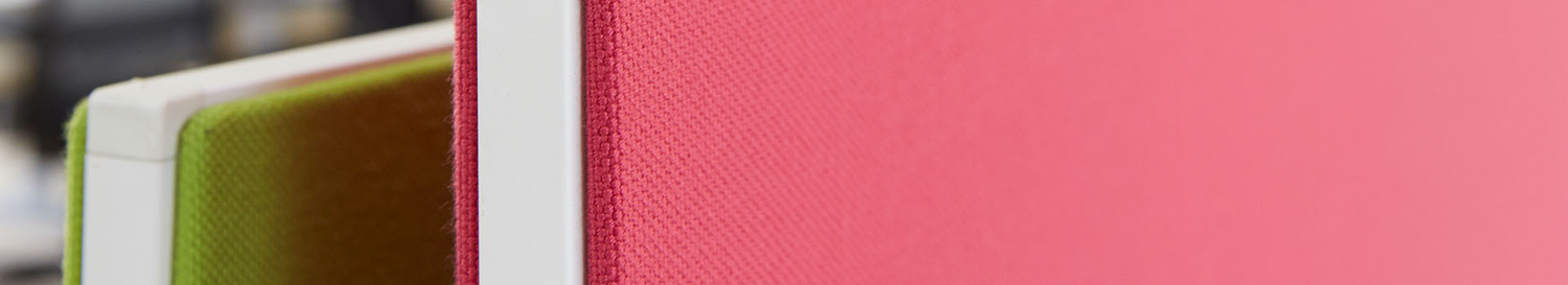 Nahaufnahme von farbigen Akustik-Trennwänden in Grün und Rot mit weissem Rahmen.