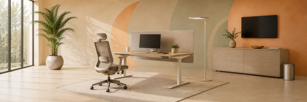 Exklusive Büro-Kombination Occasion Schweiz mit Sitz-Steh-Tisch, Akustiktrennwand, LED-Leuchte, Lateralschrank und elegantem Papierkorb im modernen Showroom