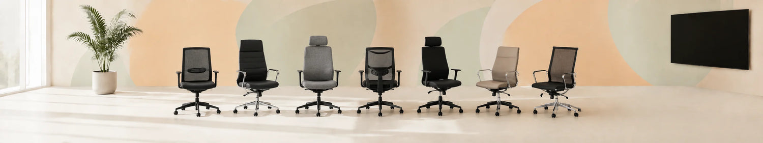 Moderne ergonomische Bürodrehstühle in hellem Showroom für Büro, Homeoffice und Schweizer Arbeitsplätze