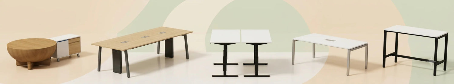 Helles 3D-Render-Banner mit einer Auswahl hochwertiger gebrauchter Büromöbel inklusive Loungetisch Sitzungstisch elektrisch höhenverstellbarem Schreibtisch Bürotisch und Bartisch auf der gesamten Bildbreite vor pastellfarbenem Hintergrund