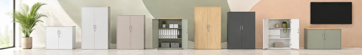 Hochwertige Flügeltürschränke Occasion Schweiz in modernem Showroom mit unterschiedlichen Frontfarben und zwei offenen Schränken für stilvollen Büro-Stauraum
