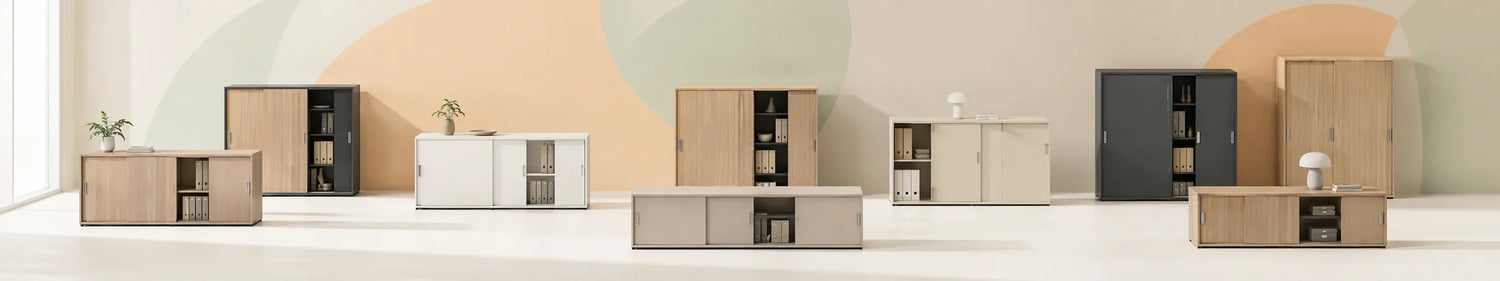 Moderne Schiebetürschränke & Sideboards in Holz, Anthrazit und Weiss für das Büro. Platzsparend mit Ordnern eingerichtet – ideal als hochwertige gebrauchte Büromöbel & günstige Occasionen für Unternehmen und Homeoffice-Arbeitsplätze in der Schweiz.