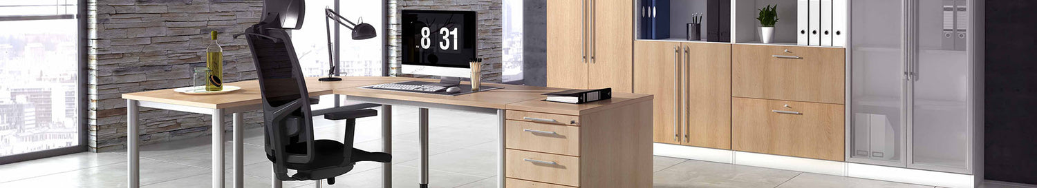 Modernes Büro mit Eckschreibtisch in Holzoptik, schwarzem Bürostuhl, Monitor und Aktenschränken im Hintergrund