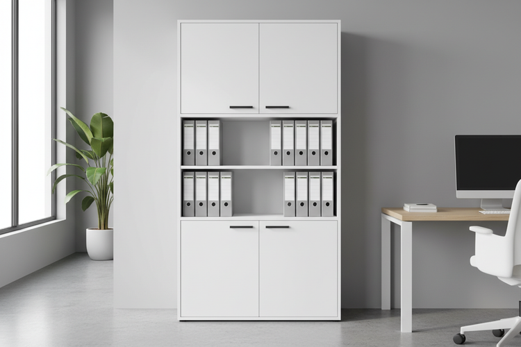 Weisser Flügeltürschrank im Büro mit offenen Regalfächern und Ordnern, daneben Schreibtisch und Pflanze am Fenster.