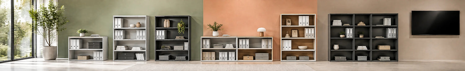 Hochwertige Regale Occasion Schweiz in modernem Premium-Showroom mit offenen Büroregalen, Ordnern, Boxen und stilvollen Stauraumlösungen für Büro, Archiv und Empfang