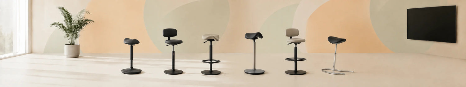 Ergonomische Stehhilfen Occasion Schweiz in hellem Showroom für Büro, Empfang und flexible Arbeitsplätze
