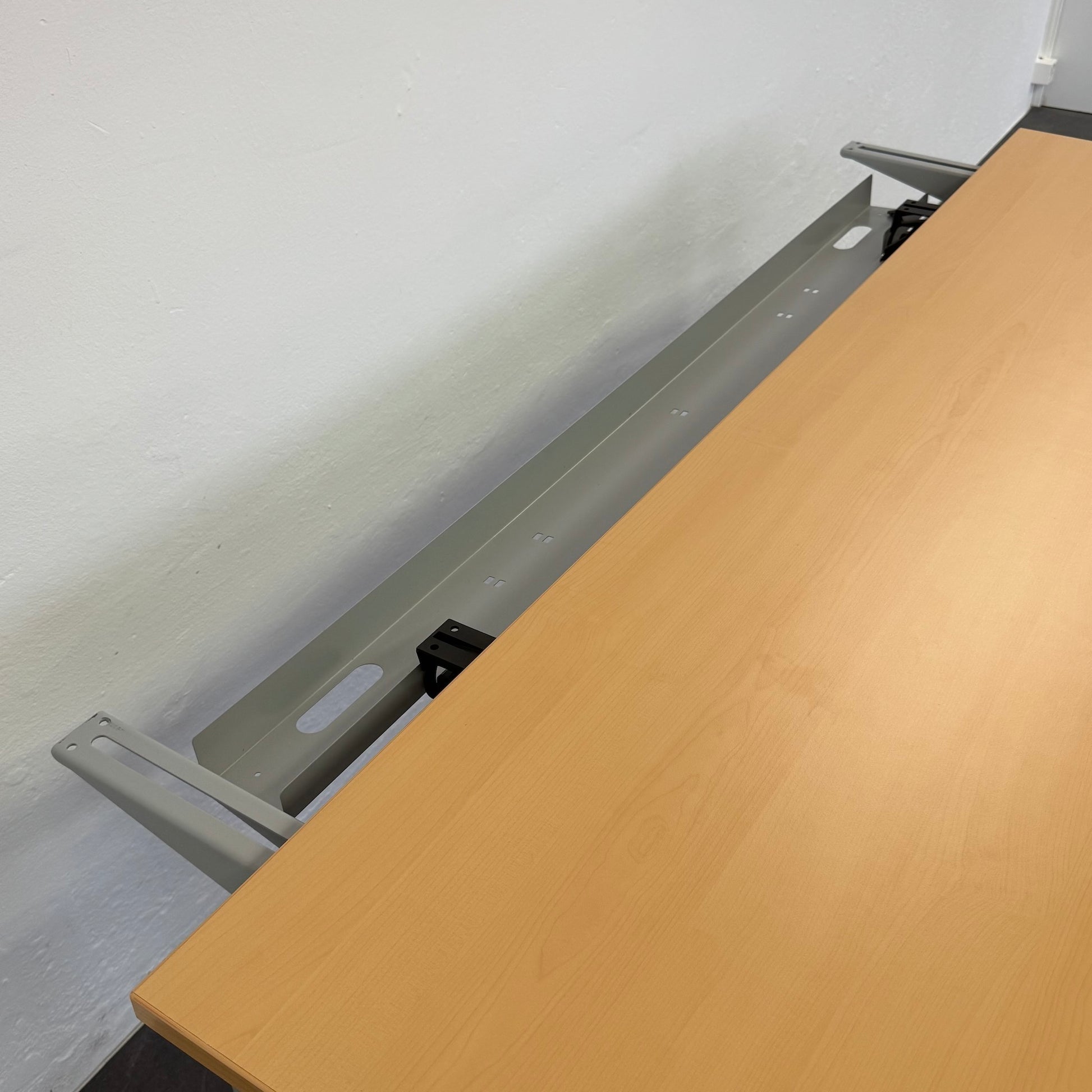Steelcase Tenaro Schreibtisch Detailfoto Kabelkanal - 6004633