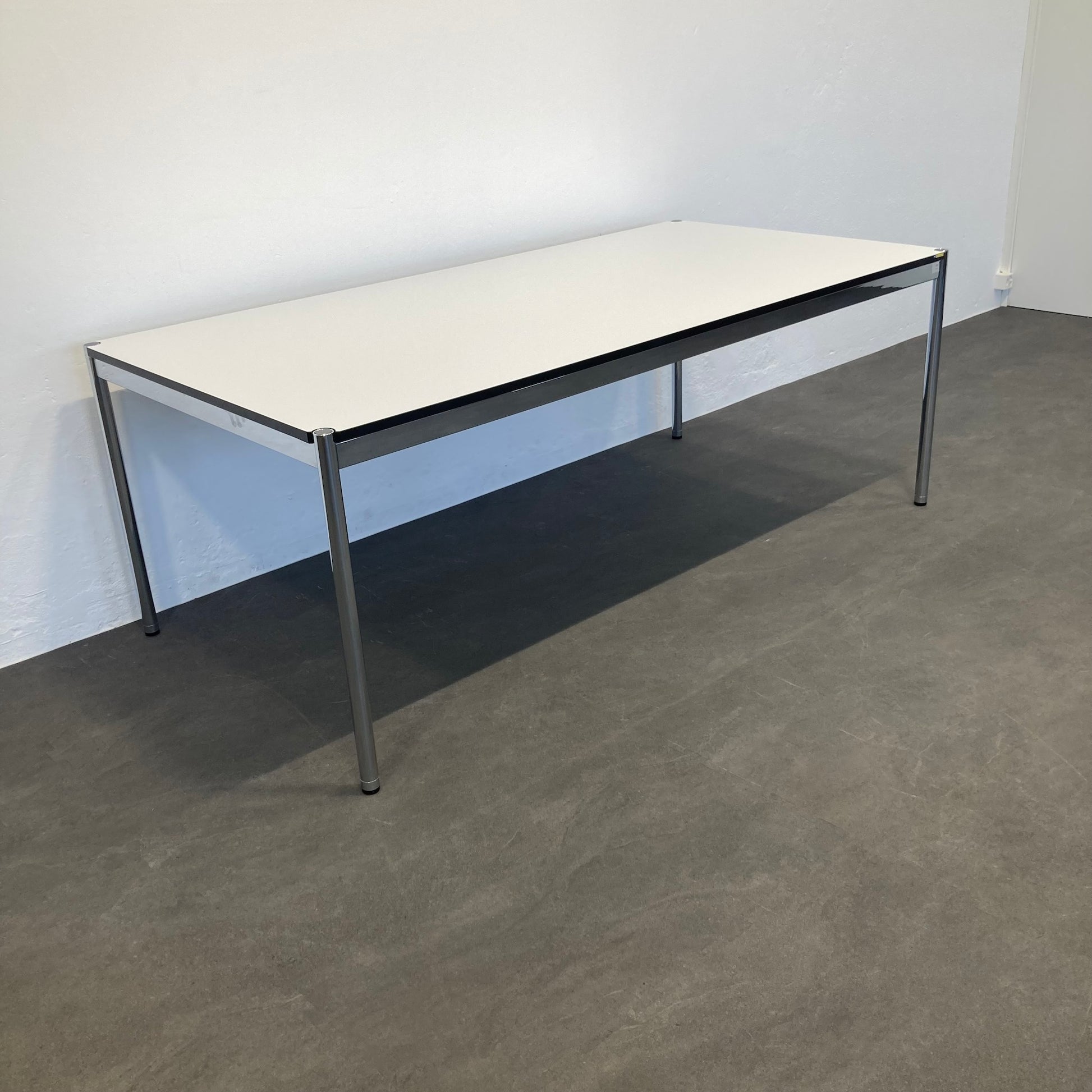 USM Haller Classic Schreibtisch Tischplatte weiss mit schwarzer Kante - 6005249