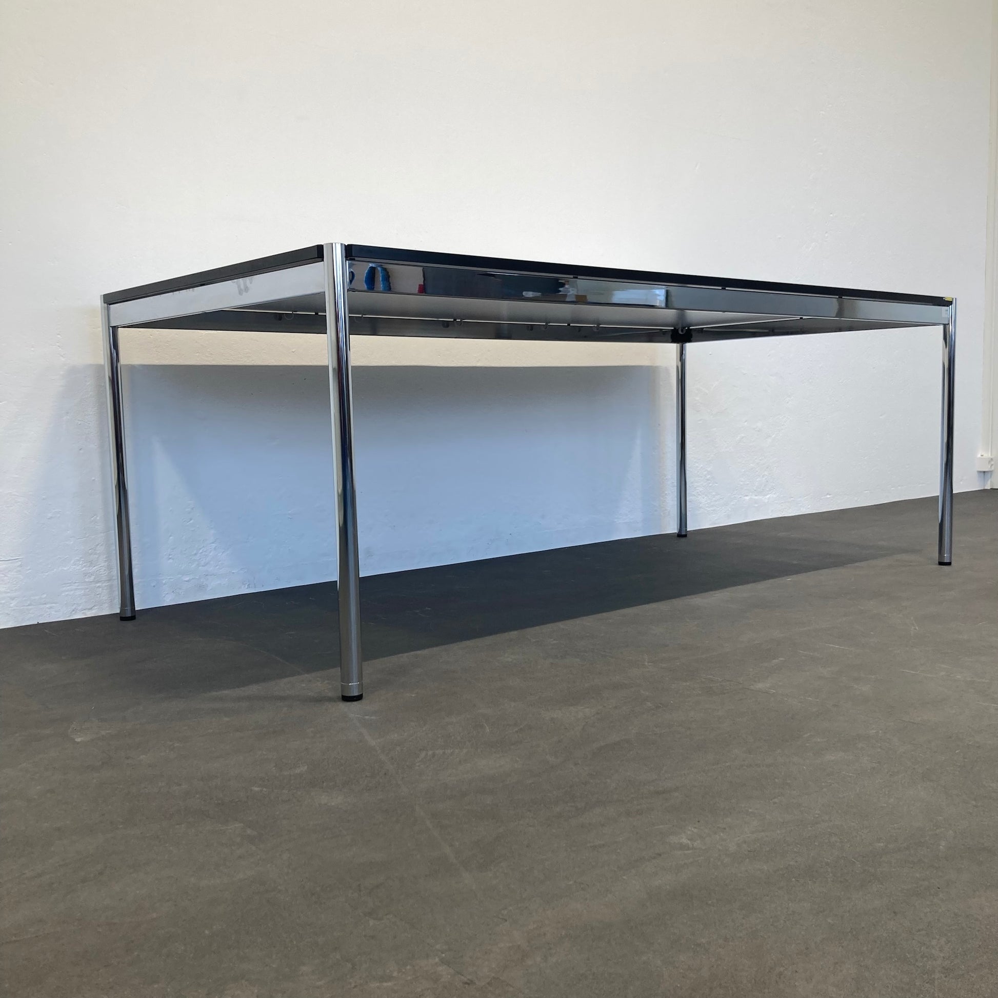 USM Haller Classic Schreibtisch seitliche Ansicht von unten - 6005249