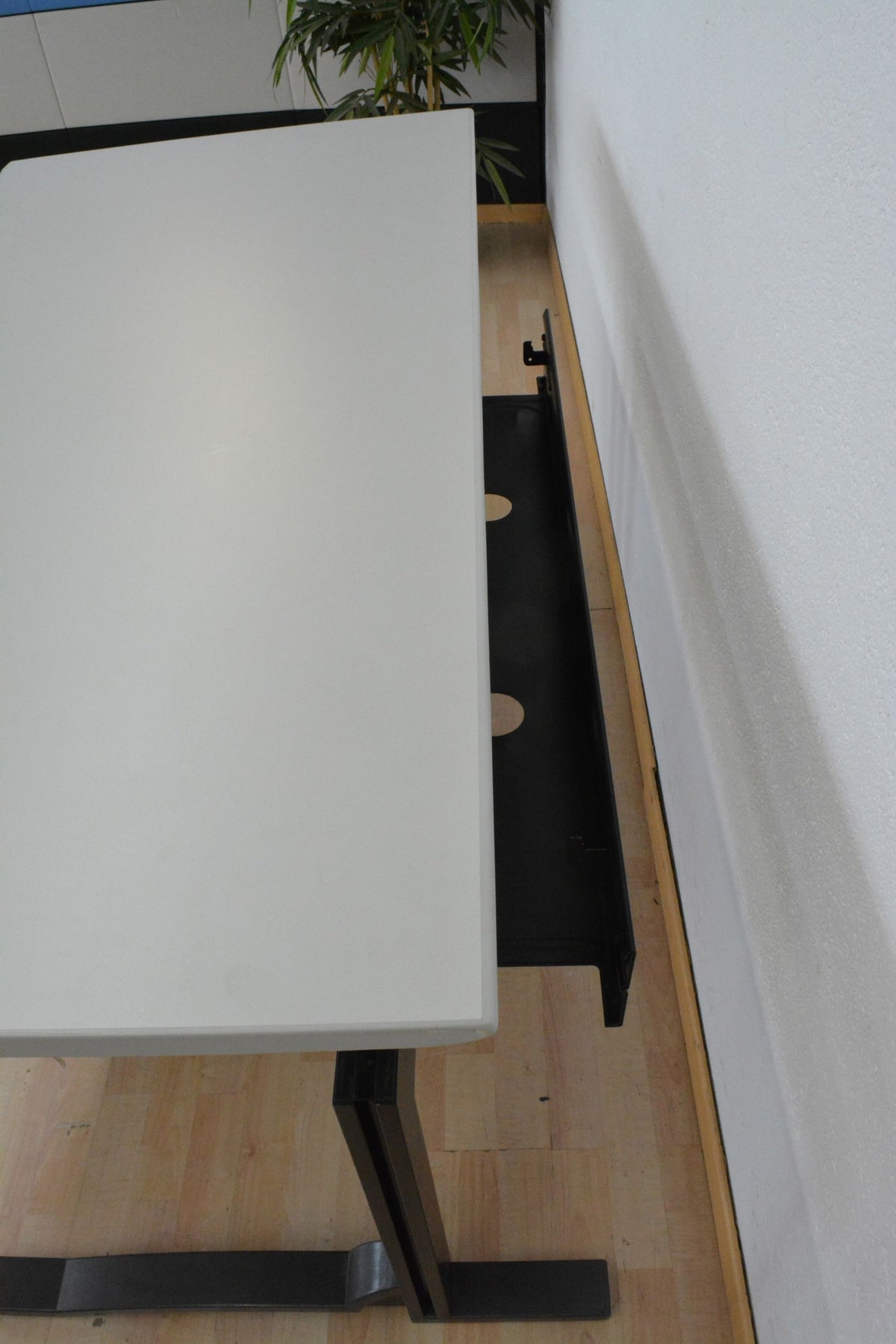 Elan Euroffice Schreibtisch Cosinus Detailfoto Kabelkanal - 6006093