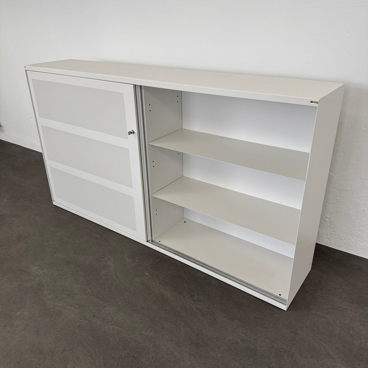 Lista Office LO One Schiebetür-Aktenschrank rechts geöffnet - 6007964
